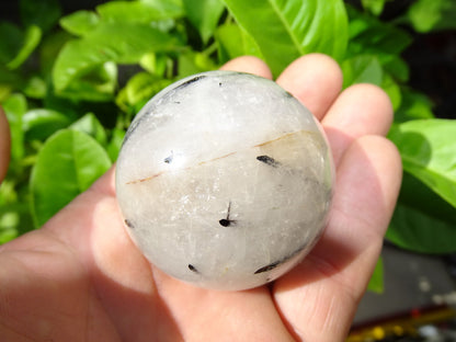 Sphères de Cristal/ Quartz avec inclusions de tourmaline noire, de 46 et 52 millimètres - 136 et 196 grammes. une pierre surprenante ! Parfait pour la lithothérapie, collection, exposition...!