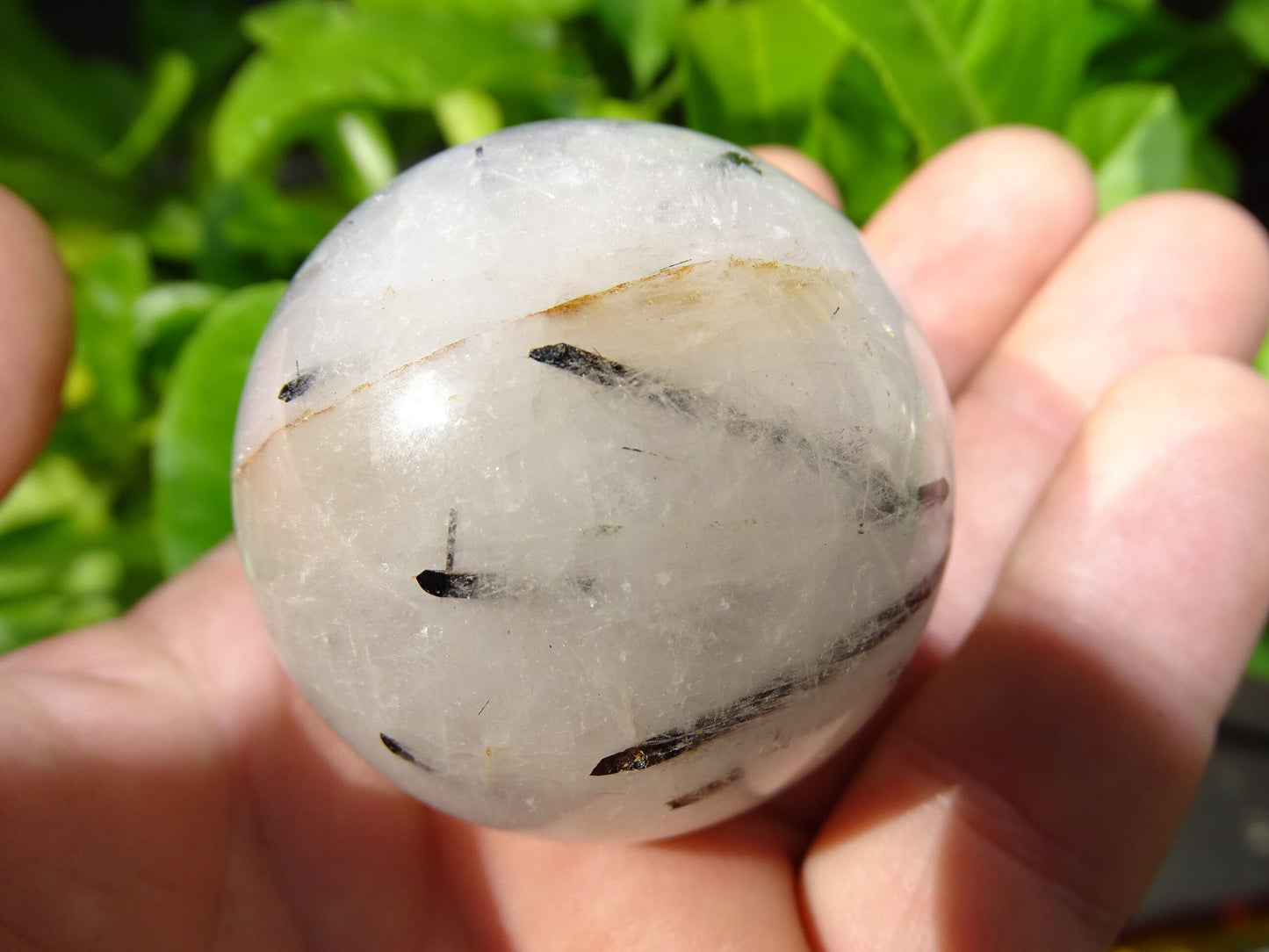 Sphères de Cristal/ Quartz avec inclusions de tourmaline noire, de 46 et 52 millimètres - 136 et 196 grammes. une pierre surprenante ! Parfait pour la lithothérapie, collection, exposition...!