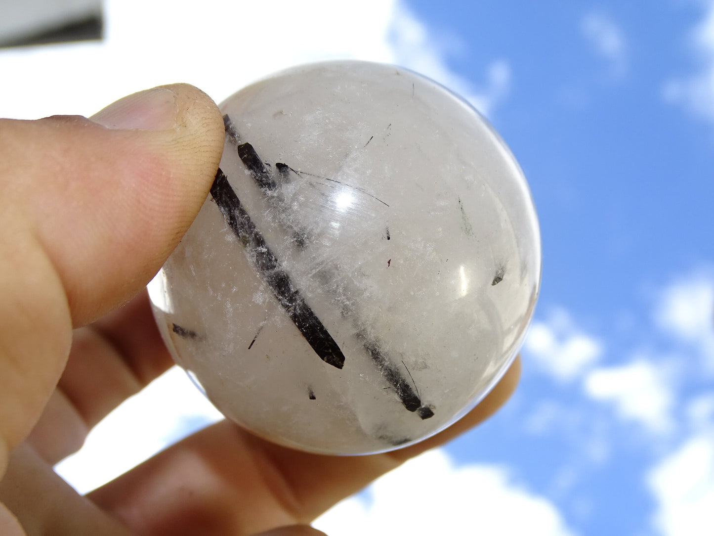 Sphères de Cristal/ Quartz avec inclusions de tourmaline noire, de 46 et 52 millimètres - 136 et 196 grammes. une pierre surprenante ! Parfait pour la lithothérapie, collection, exposition...!