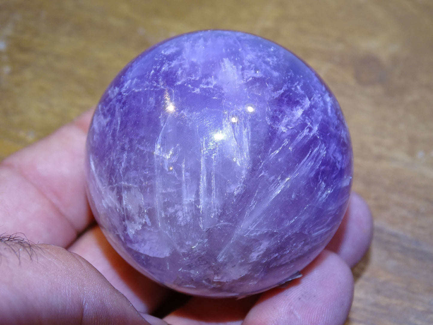 Sphère d'améthyste (Brésil), de 3 à 6 cm, qualité AA à AAA, des reflets violets incroyables, énergie très puissante. De la famille des quartz !