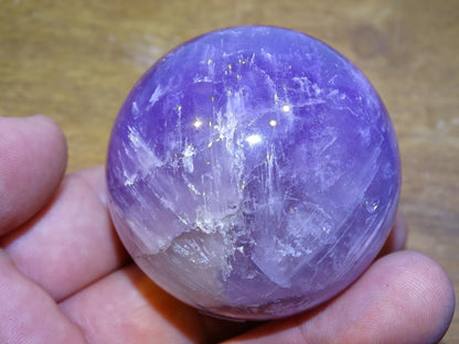 Sphère d'améthyste (Brésil), de 3 à 6 cm, qualité AA à AAA, des reflets violets incroyables, énergie très puissante. De la famille des quartz !