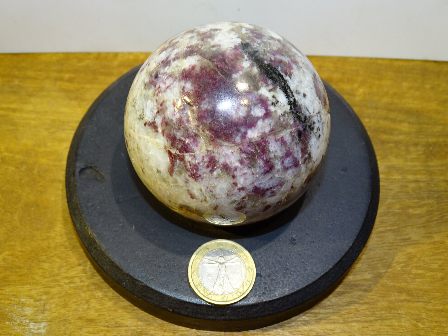 Sphère en tourmaline rubellite, pièce unique de 70 millimètres - 470 grammes. Pierre d'ancrage puissante, parfait ...!