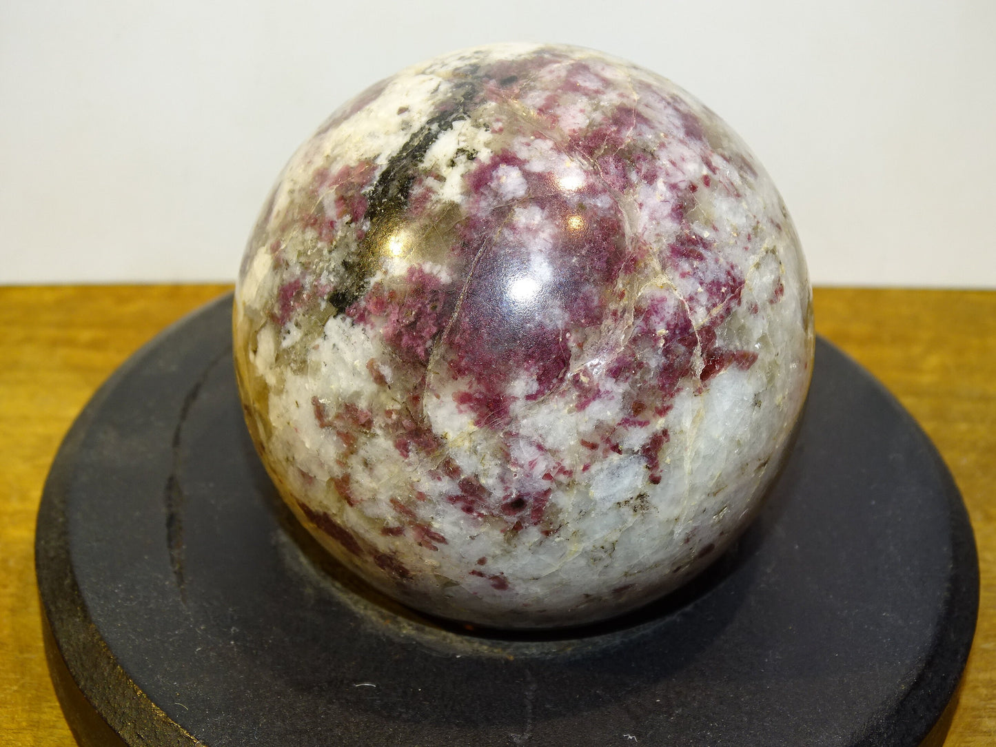 Sphère en tourmaline rubellite, pièce unique de 70 millimètres - 470 grammes. Pierre d'ancrage puissante, parfait ...!