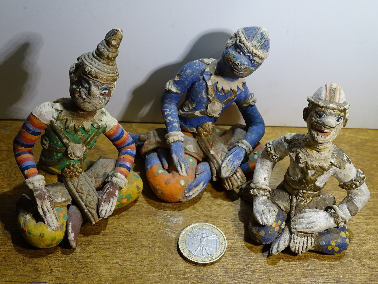 3 mini statuettes de 7 à 8 centimètres de haut. Fait et peint à la main, origine inconnue. Magnifique représentation d'homme animaux, superbe !