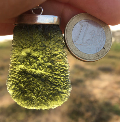 MOLDAVITE - Pendentif en Argent de qualité supérieure, poids : 27 grammes  Dimensions : 40x30x10 millimètres  A propos : le must en matière de pierre de la famille des météorites, magnifique !