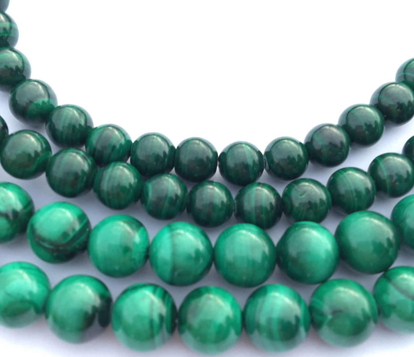 Malachite véritable, qualité Extra ! Perles rondes de 6 et 8 mm, vendu en fil de perle 38/39 cm, en bracelet de 17 à 21cm, en collier de 45 ou sautoir de 60cm. Qualité AA à AAA, superbes perles aux effets calmants !