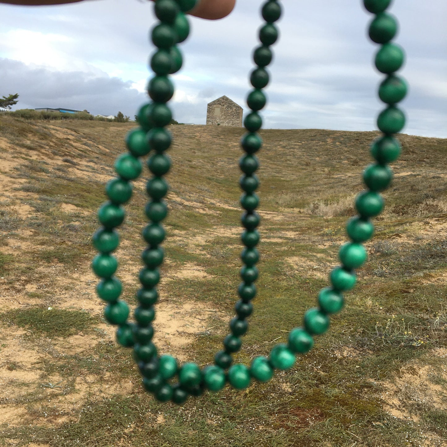 Malachite véritable, qualité Extra ! Perles rondes de 6 et 8 mm, vendu en fil de perle 38/39 cm, en bracelet de 17 à 21cm, en collier de 45 ou sautoir de 60cm. Qualité AA à AAA, superbes perles aux effets calmants !