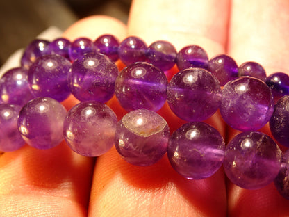 Améthyste, perles rondes de 6, 8 10 mm, vendu : en fil de perle 38/39 cm, en bracelet de 17 à 21cm, en collier de 45 ou sautoir de 60cm. Qualité AA à AAA, superbes perles aux reflets violet, parfait !