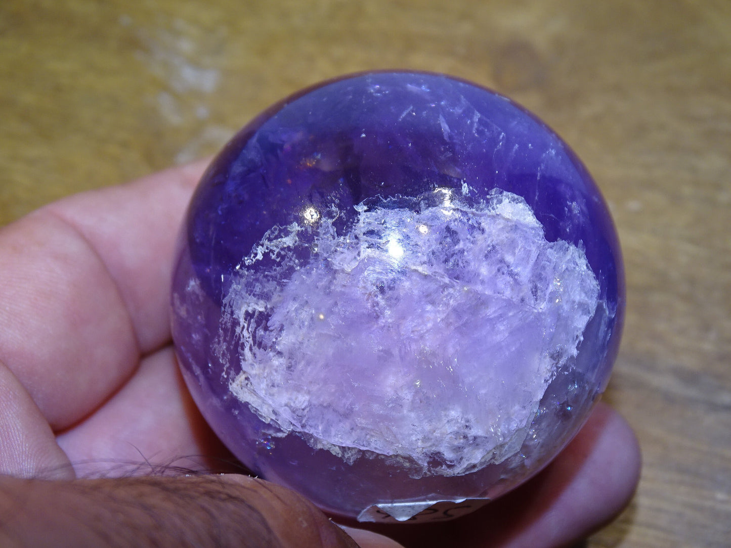 Sphère d'améthyste (Brésil), de 3 à 6 cm, qualité AA à AAA, des reflets violets incroyables, énergie très puissante. De la famille des quartz !