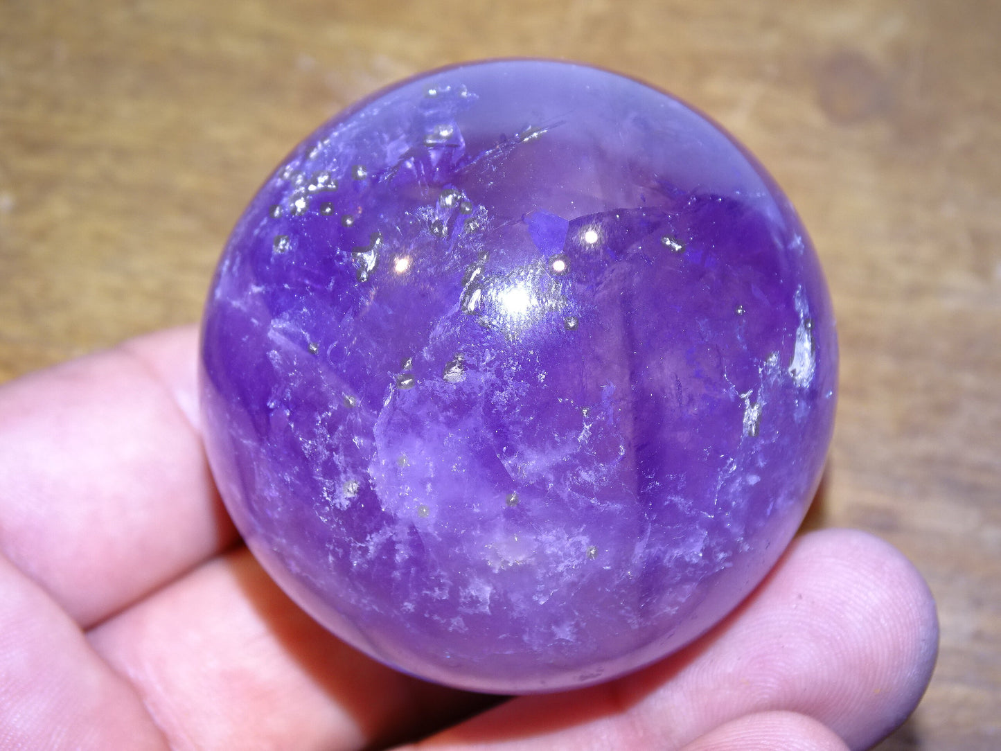 Sphère d'améthyste (Brésil), de 3 à 6 cm, qualité AA à AAA, des reflets violets incroyables, énergie très puissante. De la famille des quartz !