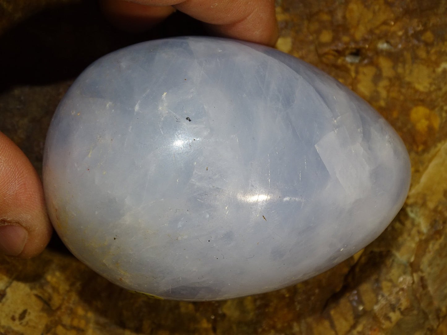 Oeuf en 'calcite bleue' de 80 millimètres de hauteur x 5,7 mm de diamètre, poids 374 grammes. Très belle qualité, parfait pour une collection !