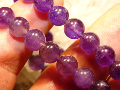 Améthyste, perles rondes de 6, 8 10 mm, vendu : en fil de perle 38/39 cm, en bracelet de 17 à 21cm, en collier de 45 ou sautoir de 60cm. Qualité AA à AAA, superbes perles aux reflets violet, parfait !