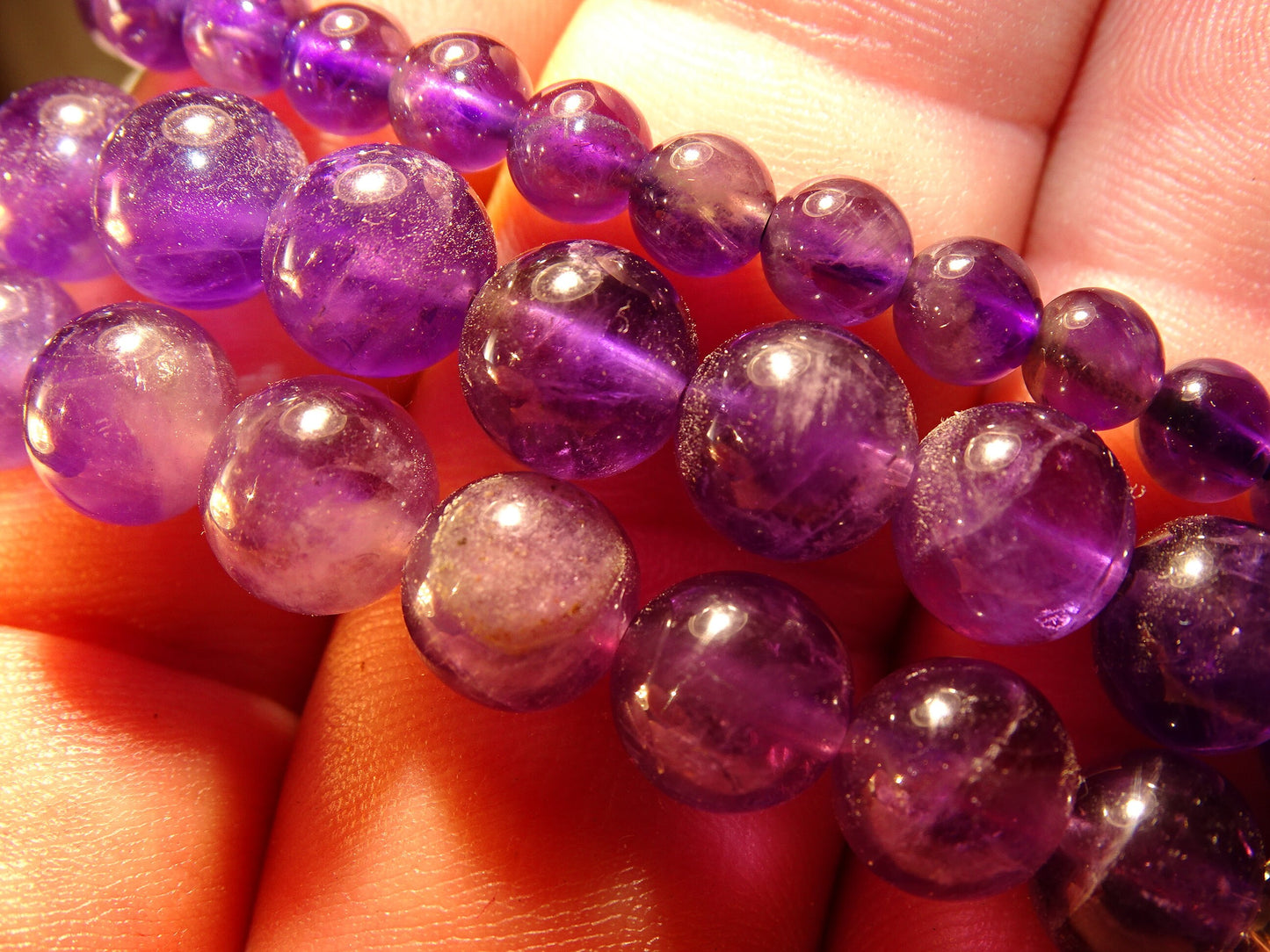 Améthyste, perles rondes de 6, 8 10 mm, vendu : en fil de perle 38/39 cm, en bracelet de 17 à 21cm, en collier de 45 ou sautoir de 60cm. Qualité AA à AAA, superbes perles aux reflets violet, parfait !