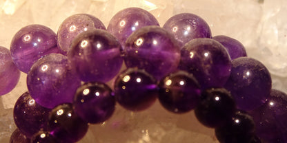 Améthyste, perles rondes de 6, 8 10 mm, vendu : en fil de perle 38/39 cm, en bracelet de 17 à 21cm, en collier de 45 ou sautoir de 60cm. Qualité AA à AAA, superbes perles aux reflets violet, parfait !