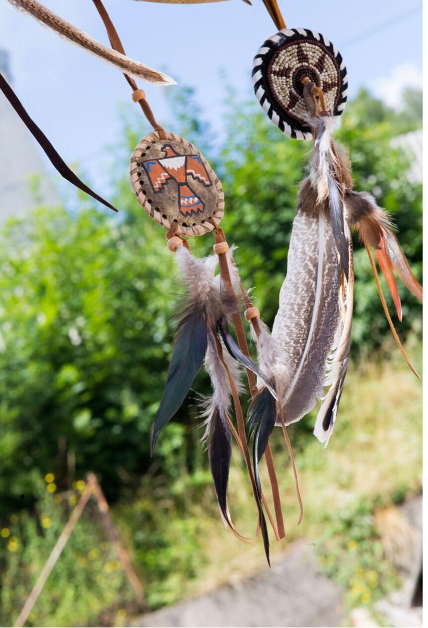 Plume de dinde avec ou sans Mandala en perle ou cuir, de 19 à 30cm, décorée et enveloppée de lanières de cuir, clair ou foncé ! parfait pour personnaliser vos instruments divers !