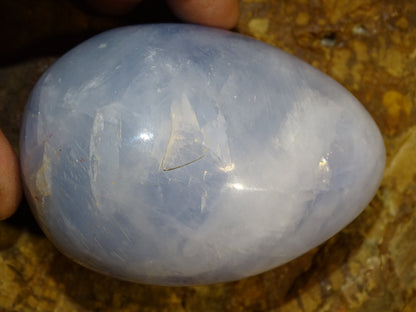 Oeuf en 'calcite bleue' de 80 millimètres de hauteur x 5,7 mm de diamètre, poids 374 grammes. Très belle qualité, parfait pour une collection !