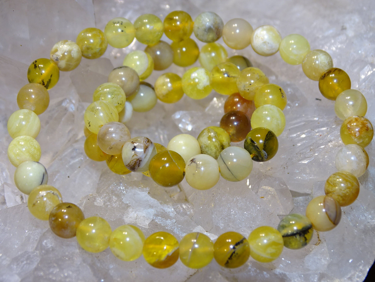 Opale jaune d'Australie, perles rondes de 4, 6 ou 8 mm. Vendu en fil de perle 38/39 cm, en bracelet de 17 à 21cm, en collier de 45 ou sautoir de 60cm. Qualité AA à AAA, superbes perles aux reflets dentriques !