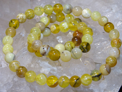 Opale jaune d'Australie, perles rondes de 4, 6 ou 8 mm. Vendu en fil de perle 38/39 cm, en bracelet de 17 à 21cm, en collier de 45 ou sautoir de 60cm. Qualité AA à AAA, superbes perles aux reflets dentriques !