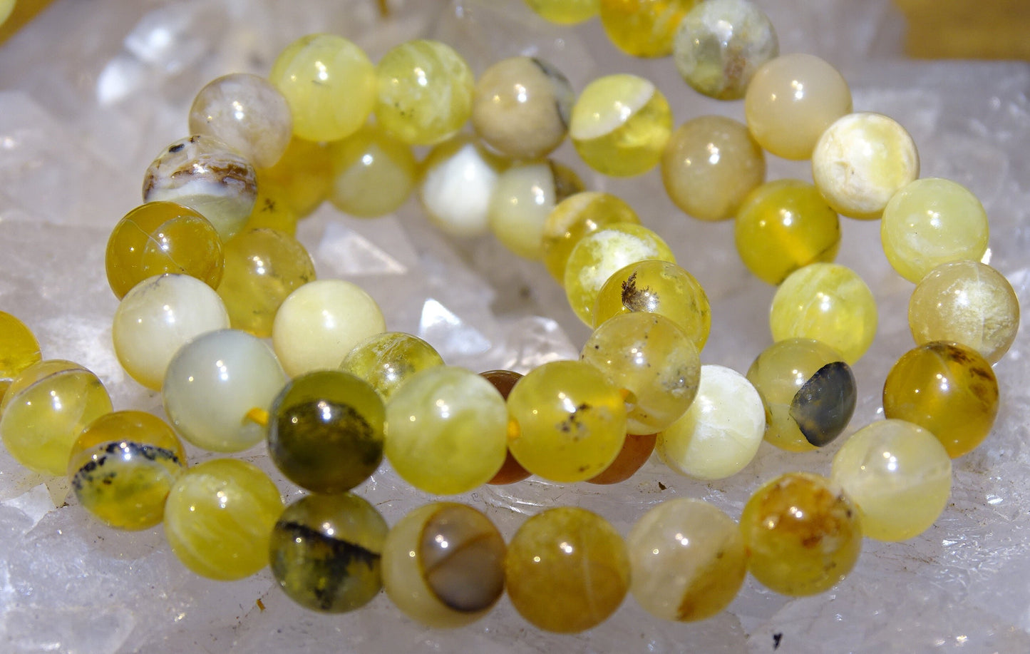 Opale jaune d'Australie, perles rondes de 4, 6 ou 8 mm. Vendu en fil de perle 38/39 cm, en bracelet de 17 à 21cm, en collier de 45 ou sautoir de 60cm. Qualité AA à AAA, superbes perles aux reflets dentriques !