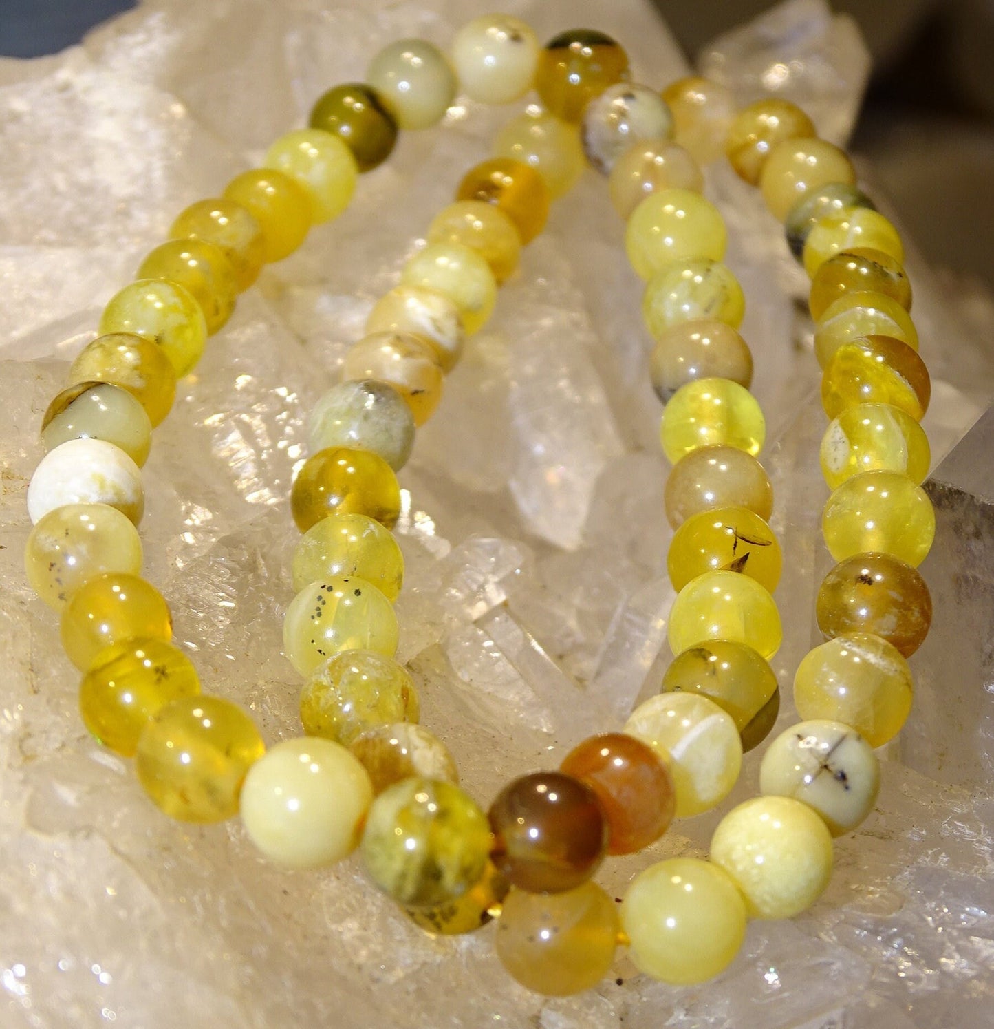 Opale jaune d'Australie, perles rondes de 4, 6 ou 8 mm. Vendu en fil de perle 38/39 cm, en bracelet de 17 à 21cm, en collier de 45 ou sautoir de 60cm. Qualité AA à AAA, superbes perles aux reflets dentriques !