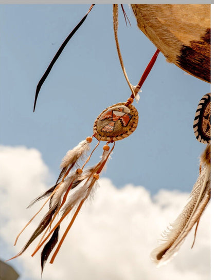 Plume de dinde avec ou sans Mandala en perle ou cuir, de 19 à 30cm, décorée et enveloppée de lanières de cuir, clair ou foncé ! parfait pour personnaliser vos instruments divers !