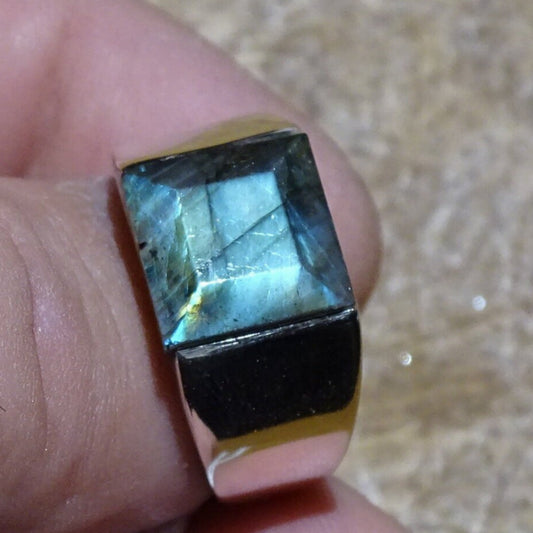 Bague/ chevalière qualité supérieure "Homme ou Femme", en Labradorite bleue, en Argent 0,925, taille disponible de 60 à 74 Fr. superbe cabochon serti d’un bleu envoutant et fascinant. Parfait !