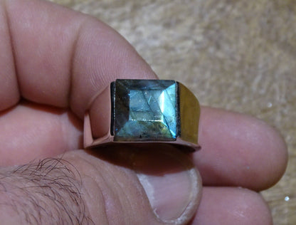 Bague/ chevalière qualité supérieure "Homme ou Femme", en Labradorite bleue, en Argent 0,925, taille disponible de 60 à 74 Fr. superbe cabochon serti d’un bleu envoutant et fascinant. Parfait !