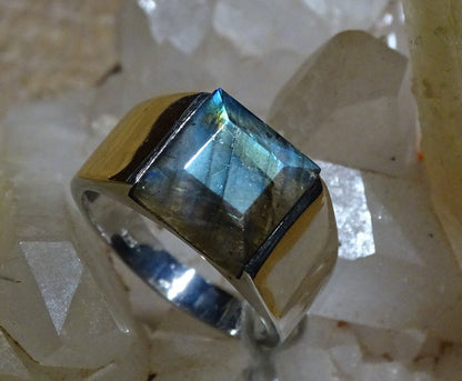 Bague/ chevalière qualité supérieure "Homme ou Femme", en Labradorite bleue, en Argent 0,925, taille disponible de 60 à 74 Fr. superbe cabochon serti d’un bleu envoutant et fascinant. Parfait !