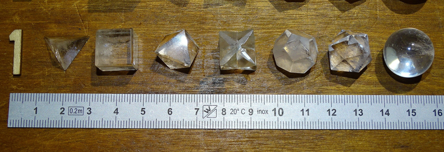 Solids/ Solides de Platon en lot de 7, type de pierres au choix. Dimensions des pièces : env. 1.3 à 1.7 cm (5 à 7 gr.). Parfait pour l'étude de la géométrie sacré et ses applications !