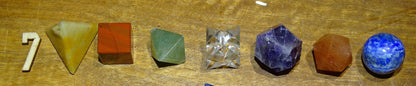 Solids/ Solides de Platon en lot de 7, type de pierres au choix. Dimensions des pièces : env. 1.3 à 1.7 cm (5 à 7 gr.). Parfait pour l'étude de la géométrie sacré et ses applications !