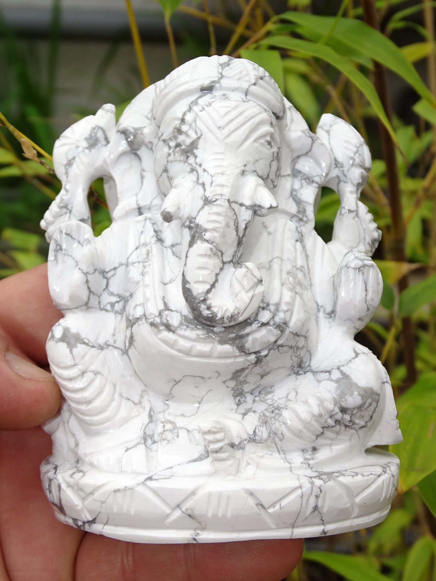 Ganesh en Howlite 'fait main', taille de 117 millimètres de hauteur x 86 x 50 - 640 grammes. Superbe pièce d'une pierre blanche comme du marbre, 1 divinité Hindouiste éternelle !