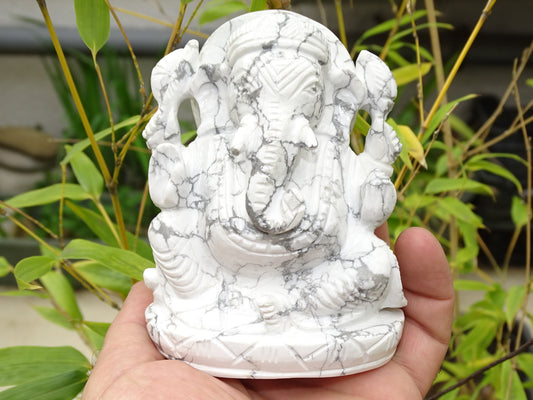 Ganesh en Howlite 'fait main', taille de 117 millimètres de hauteur x 86 x 50 - 640 grammes. Superbe pièce d'une pierre blanche comme du marbre, 1 divinité Hindouiste éternelle !