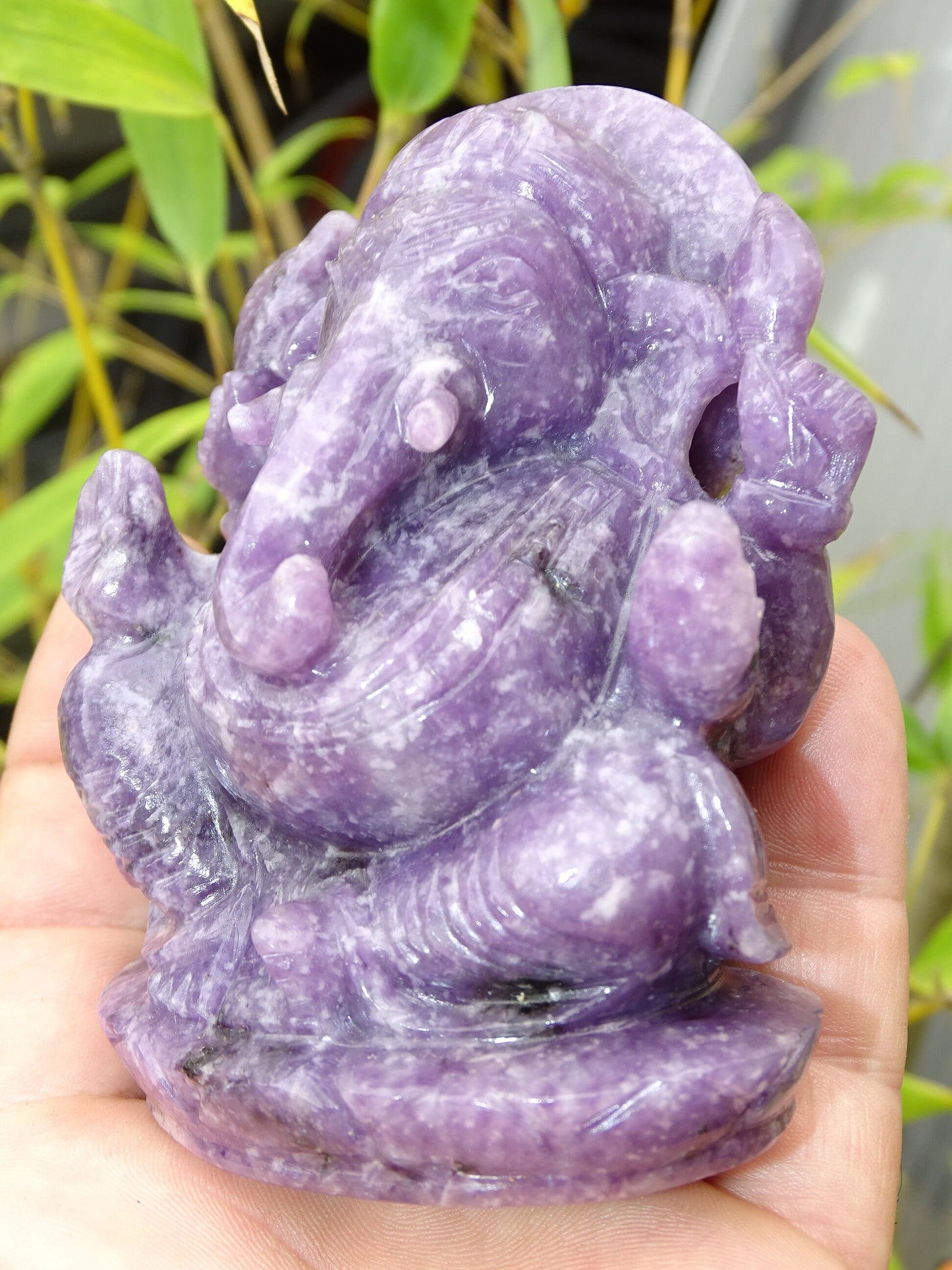 Ganesh en pierre de 'lepidolite' fait main, taille de 100 millimètres de hauteur x 70 x 48 - 377 grammes. Superbe pièce aux reflets violet magnifique pour  1 divinité Hindouiste éternelle !