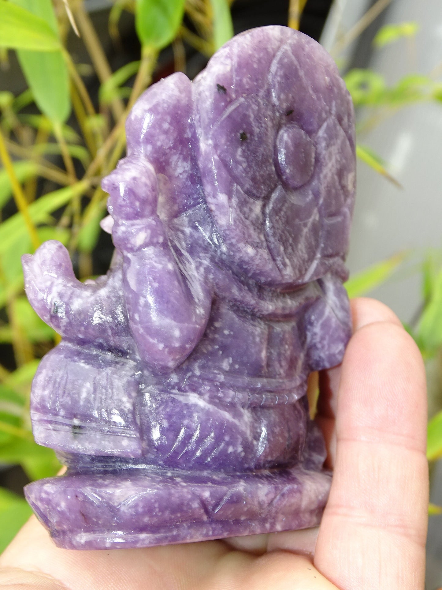 Sculpture de Ganesh en lépidolite (micas violet), de qualité supèrieure, fait à la main, 12 centimètres de haut x7 X6. Reflets violet incroyables, superbes pièces ! Parfait dans une salle de Méditation, Autel, Collection, Exposition...