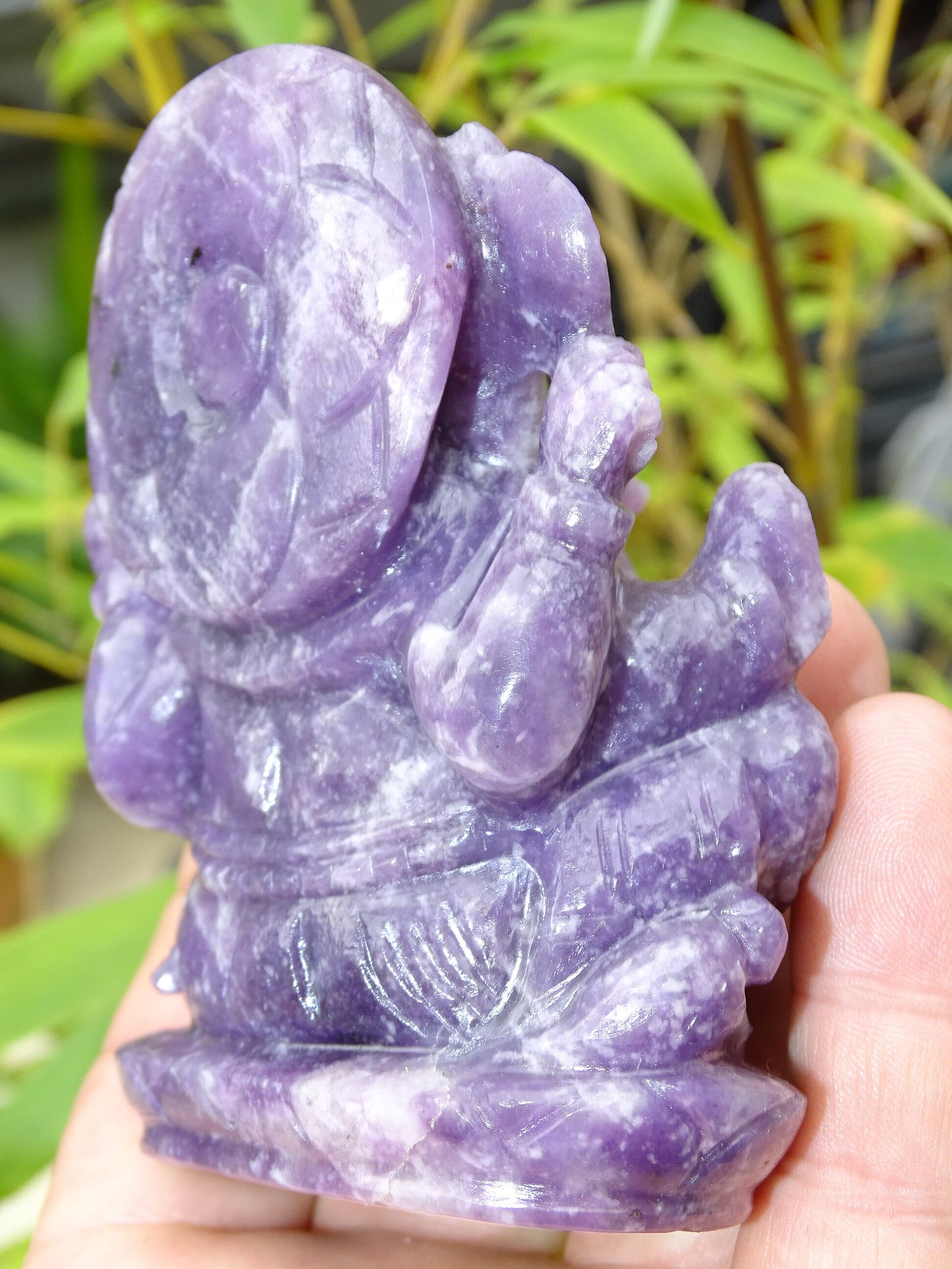 Ganesh en pierre de 'lepidolite' fait main, taille de 100 millimètres de hauteur x 70 x 48 - 377 grammes. Superbe pièce aux reflets violet magnifique pour  1 divinité Hindouiste éternelle !