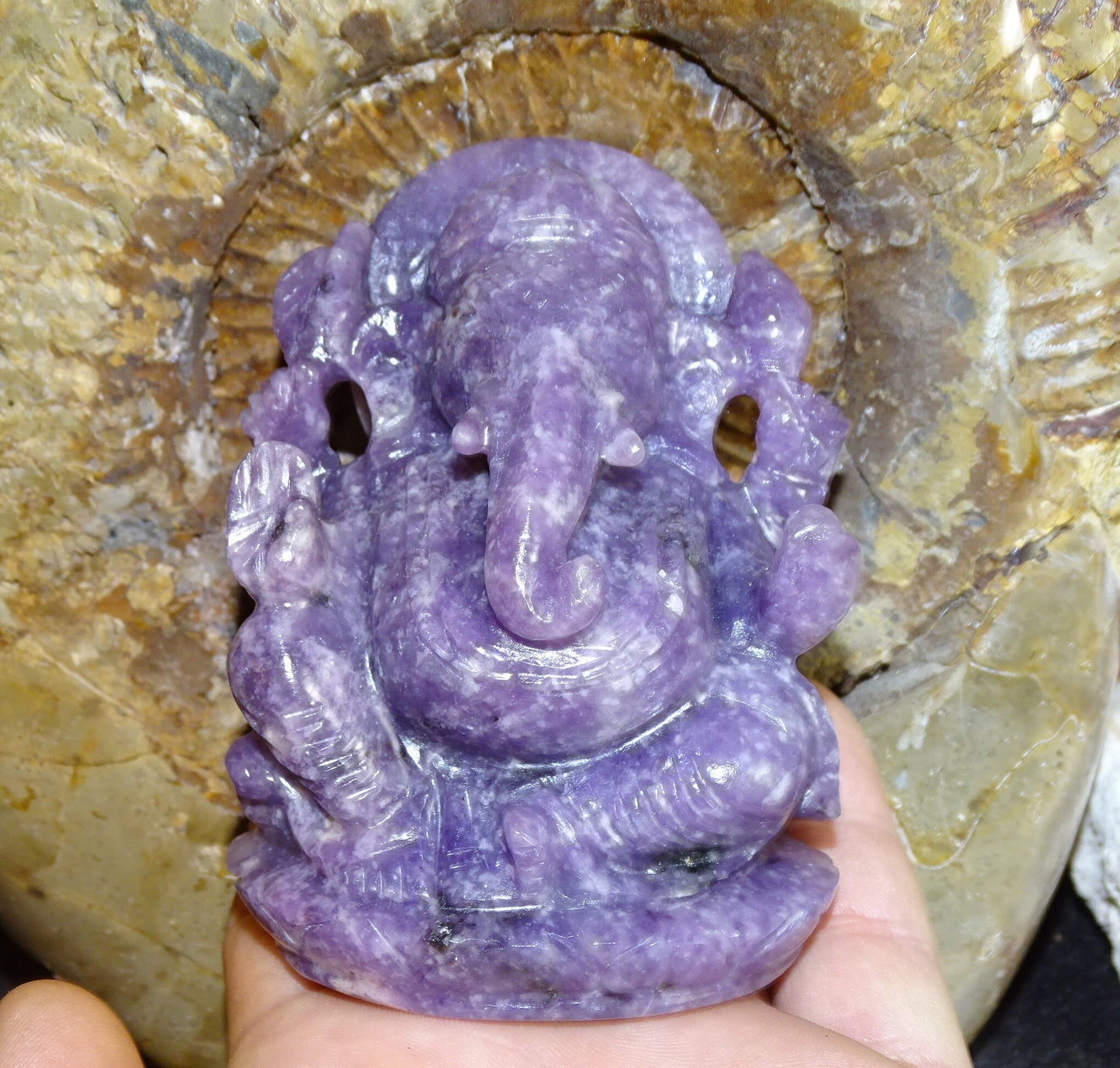 Ganesh en pierre de 'lepidolite' fait main, taille de 100 millimètres de hauteur x 70 x 48 - 377 grammes. Superbe pièce aux reflets violet magnifique pour  1 divinité Hindouiste éternelle !