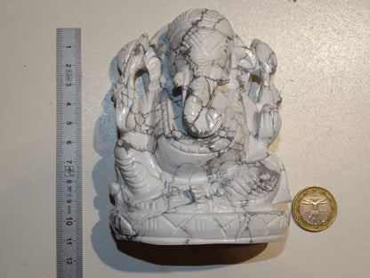 Ganesh en Howlite 'fait main', taille de 117 millimètres de hauteur x 86 x 50 - 640 grammes. Superbe pièce d'une pierre blanche comme du marbre, 1 divinité Hindouiste éternelle !