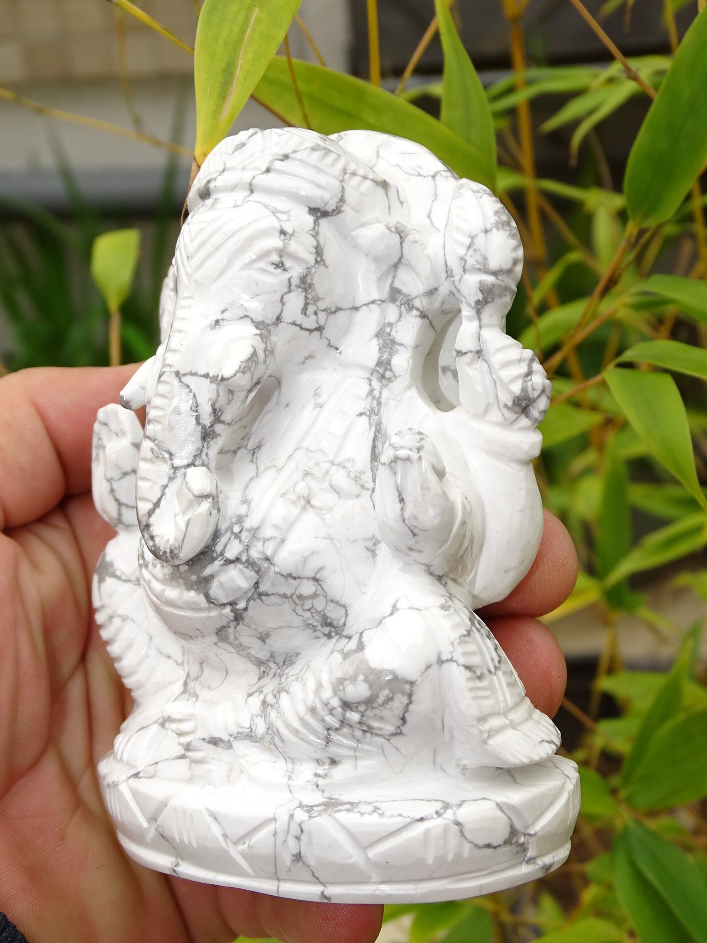 Ganesh en Howlite 'fait main', taille de 117 millimètres de hauteur x 86 x 50 - 640 grammes. Superbe pièce d'une pierre blanche comme du marbre, 1 divinité Hindouiste éternelle !