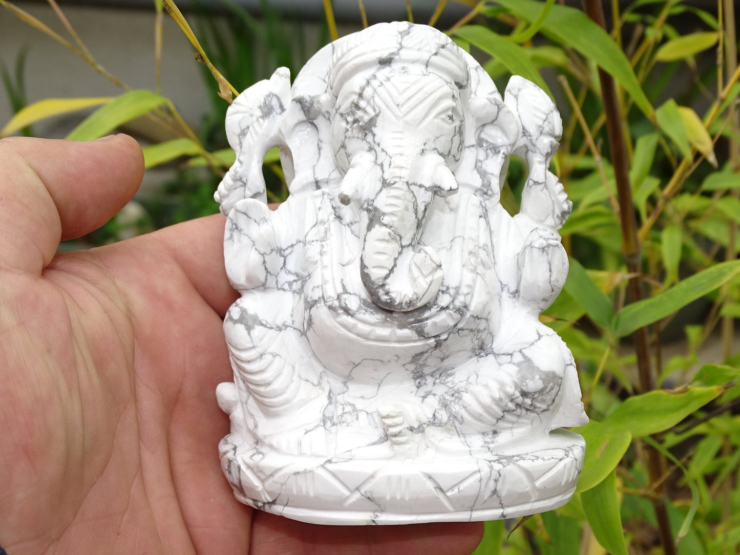 Ganesh en Howlite 'fait main', taille de 117 millimètres de hauteur x 86 x 50 - 640 grammes. Superbe pièce d'une pierre blanche comme du marbre, 1 divinité Hindouiste éternelle !