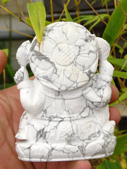 Ganesh en Howlite 'fait main', taille de 117 millimètres de hauteur x 86 x 50 - 640 grammes. Superbe pièce d'une pierre blanche comme du marbre, 1 divinité Hindouiste éternelle !