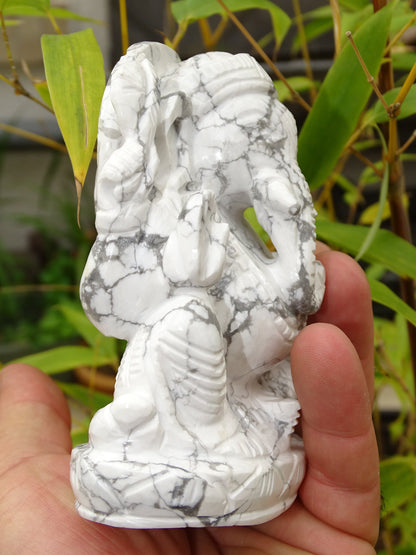 Ganesh en Howlite 'fait main', taille de 117 millimètres de hauteur x 86 x 50 - 640 grammes. Superbe pièce d'une pierre blanche comme du marbre, 1 divinité Hindouiste éternelle !