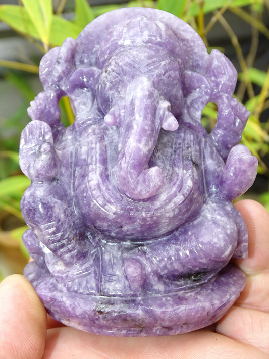 Sculpture de Ganesh en lépidolite (micas violet), de qualité supèrieure, fait à la main, 12 centimètres de haut x7 X6. Reflets violet incroyables, superbes pièces ! Parfait dans une salle de Méditation, Autel, Collection, Exposition...