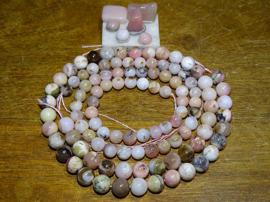 Opale Rose des Andes, perles rondes de 6 ou 8 mm. Vendu en fil de perle 38/39 cm, en bracelet de 17 à 21cm, en collier de 45 ou sautoir de 60cm. Qualité AA à AAA, superbes perles !