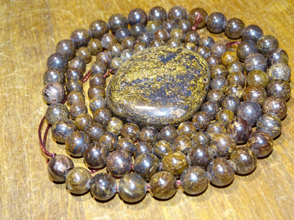 Bronzite 'véritable', perles rondes de 6 et 8 mm, vendu en : fil de perle 38/39 cm, en bracelet de 17 à 21cm, en collier de 45 ou sautoir de 60cm. Qualité AA à AAA, superbes perles naturelles à l'effet métal !