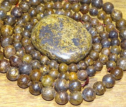 Bronzite 'véritable', perles rondes de 6 et 8 mm, vendu en : fil de perle 38/39 cm, en bracelet de 17 à 21cm, en collier de 45 ou sautoir de 60cm. Qualité AA à AAA, superbes perles naturelles à l'effet métal !