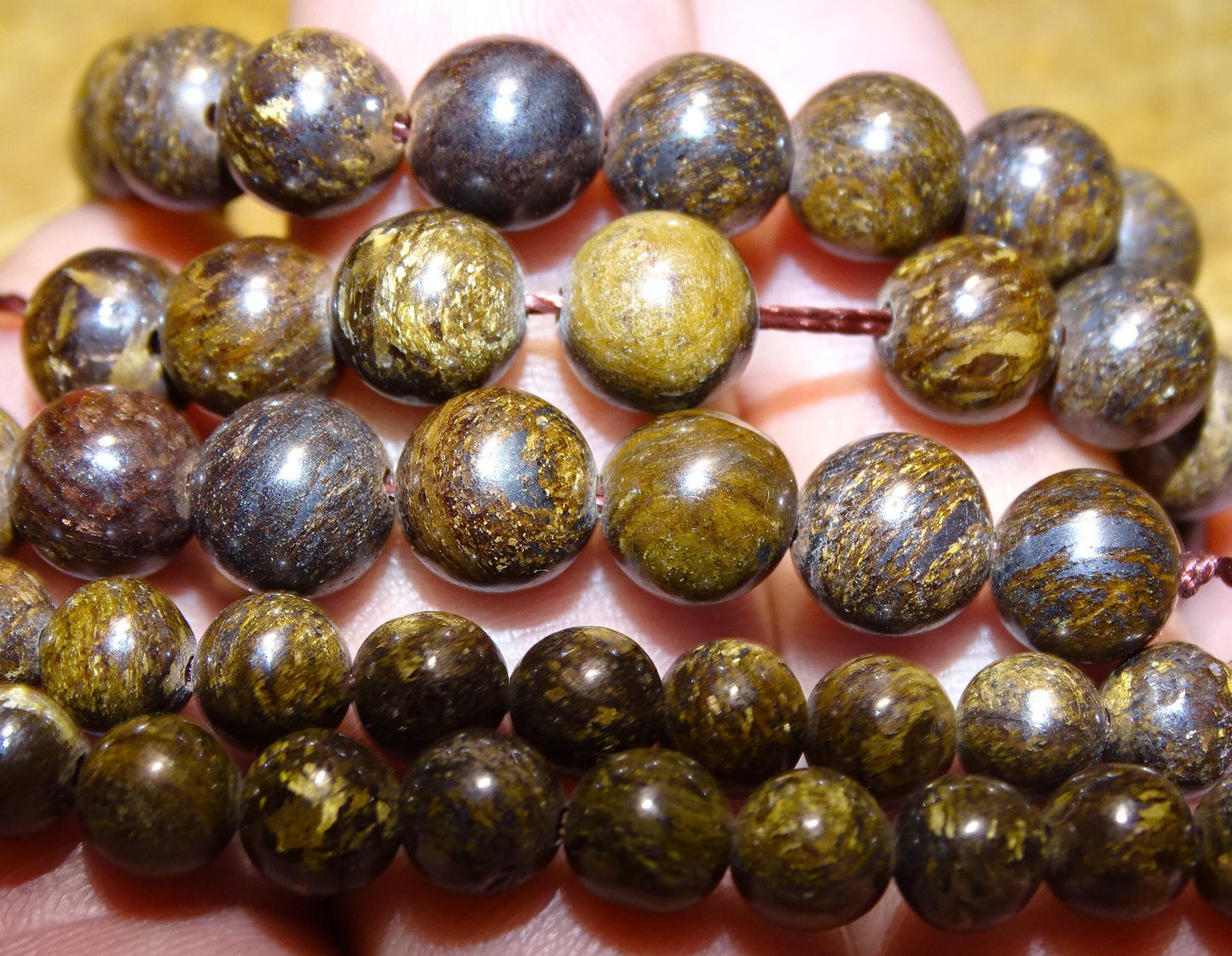 Bronzite 'véritable', perles rondes de 6 et 8 mm, vendu en : fil de perle 38/39 cm, en bracelet de 17 à 21cm, en collier de 45 ou sautoir de 60cm. Qualité AA à AAA, superbes perles naturelles à l'effet métal !