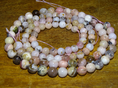 Opale Rose des Andes, perles rondes de 6 ou 8 mm. Vendu en fil de perle 38/39 cm, en bracelet de 17 à 21cm, en collier de 45 ou sautoir de 60cm. Qualité AA à AAA, superbes perles !