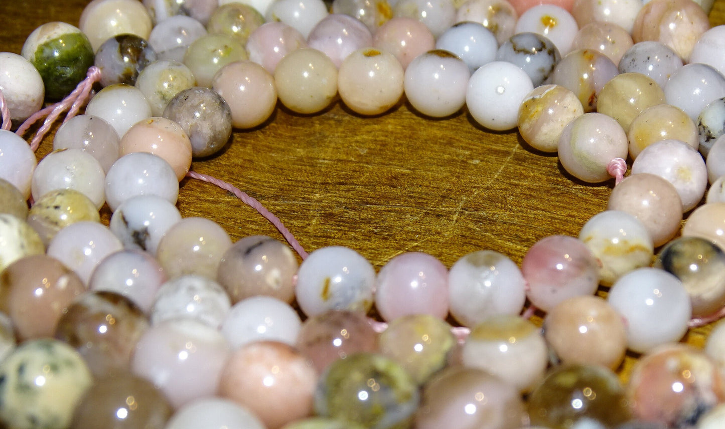 Opale Rose des Andes, perles rondes de 6 ou 8 mm. Vendu en fil de perle 38/39 cm, en bracelet de 17 à 21cm, en collier de 45 ou sautoir de 60cm. Qualité AA à AAA, superbes perles !