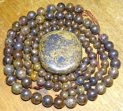 Bronzite 'véritable', perles rondes de 6 et 8 mm, vendu en : fil de perle 38/39 cm, en bracelet de 17 à 21cm, en collier de 45 ou sautoir de 60cm. Qualité AA à AAA, superbes perles naturelles à l'effet métal !