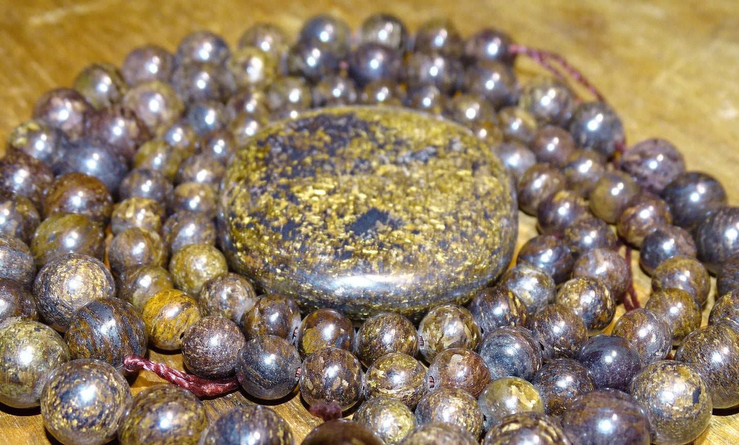 Bronzite 'véritable', perles rondes de 6 et 8 mm, vendu en : fil de perle 38/39 cm, en bracelet de 17 à 21cm, en collier de 45 ou sautoir de 60cm. Qualité AA à AAA, superbes perles naturelles à l'effet métal !